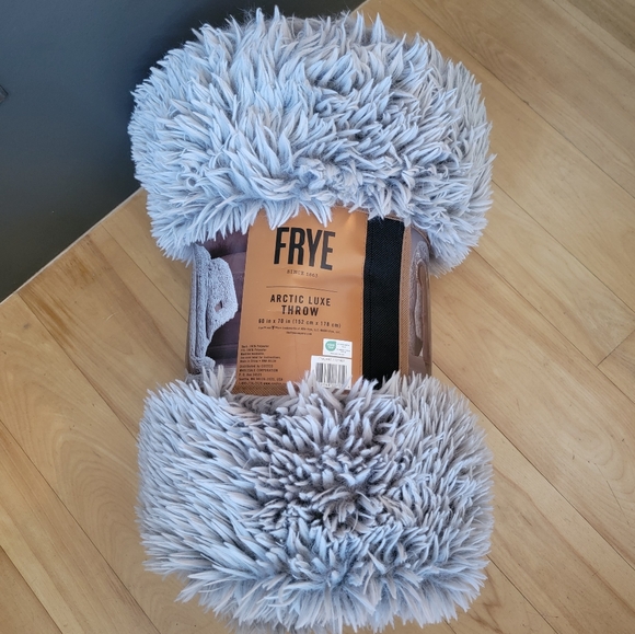 FRYE Arctic Luxe Faux Fur Throw Blanket - Picture 8 of 11
